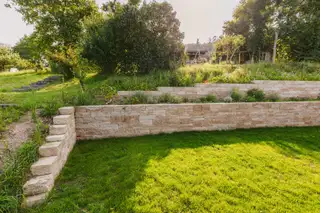 referenzen/hanggarten-natursteinmauern/01