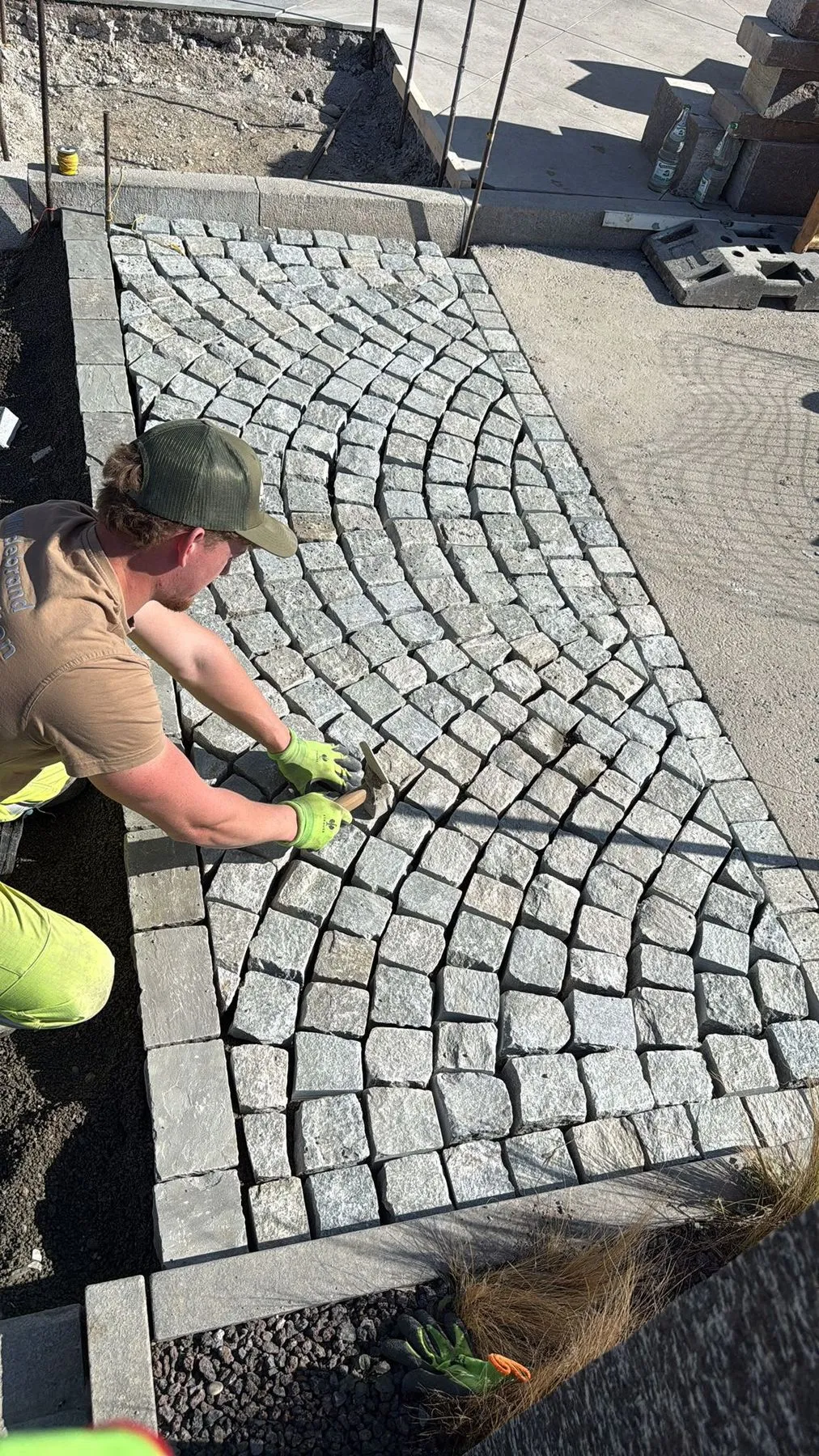 Granitpflaster im Segmentbogen – Foto 1 von 3