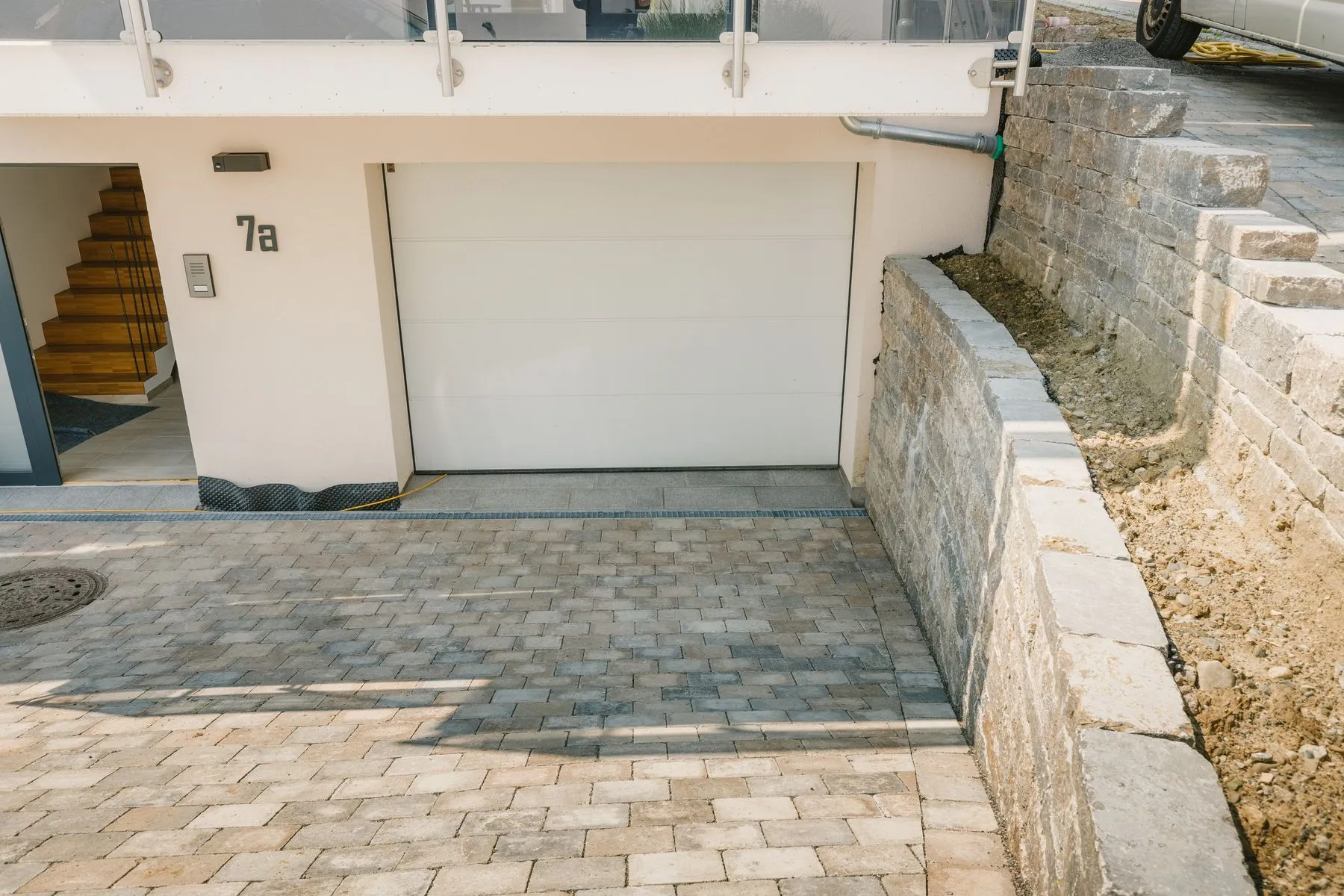 Garagenzufahrt mit Natursteinmauern – Foto 1 von 10