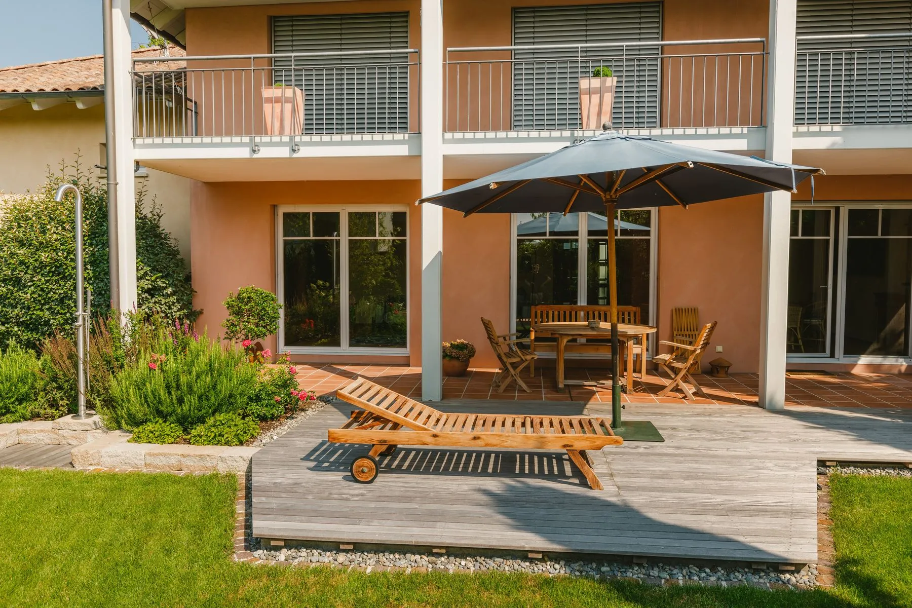 Garten mit Holzdeck und Wasserspiel – Foto 1 von 14
