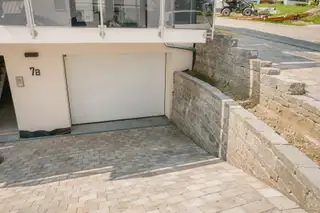 referenzen/garagenzufahrt-natursteinmauern/04