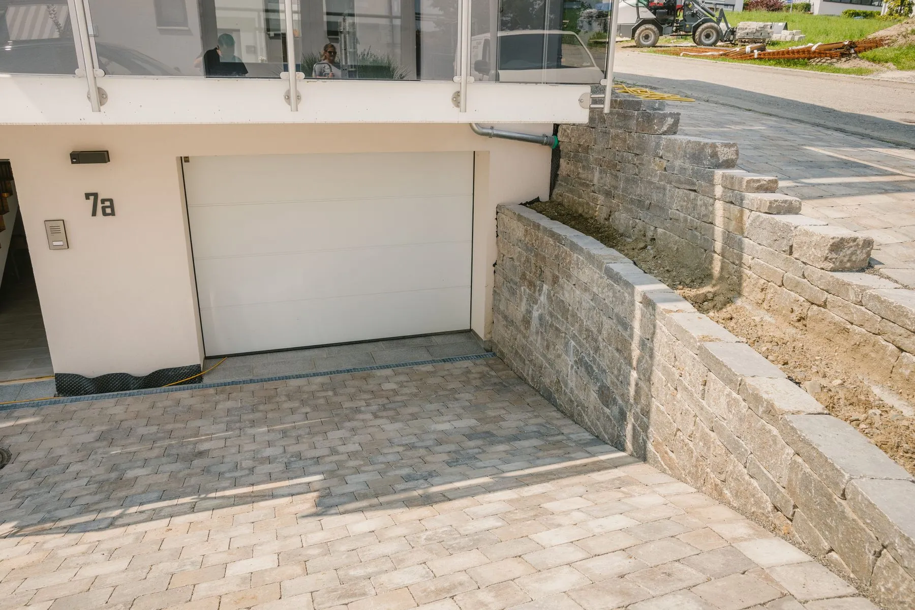 Garagenzufahrt mit Natursteinmauern – Foto 4 von 10