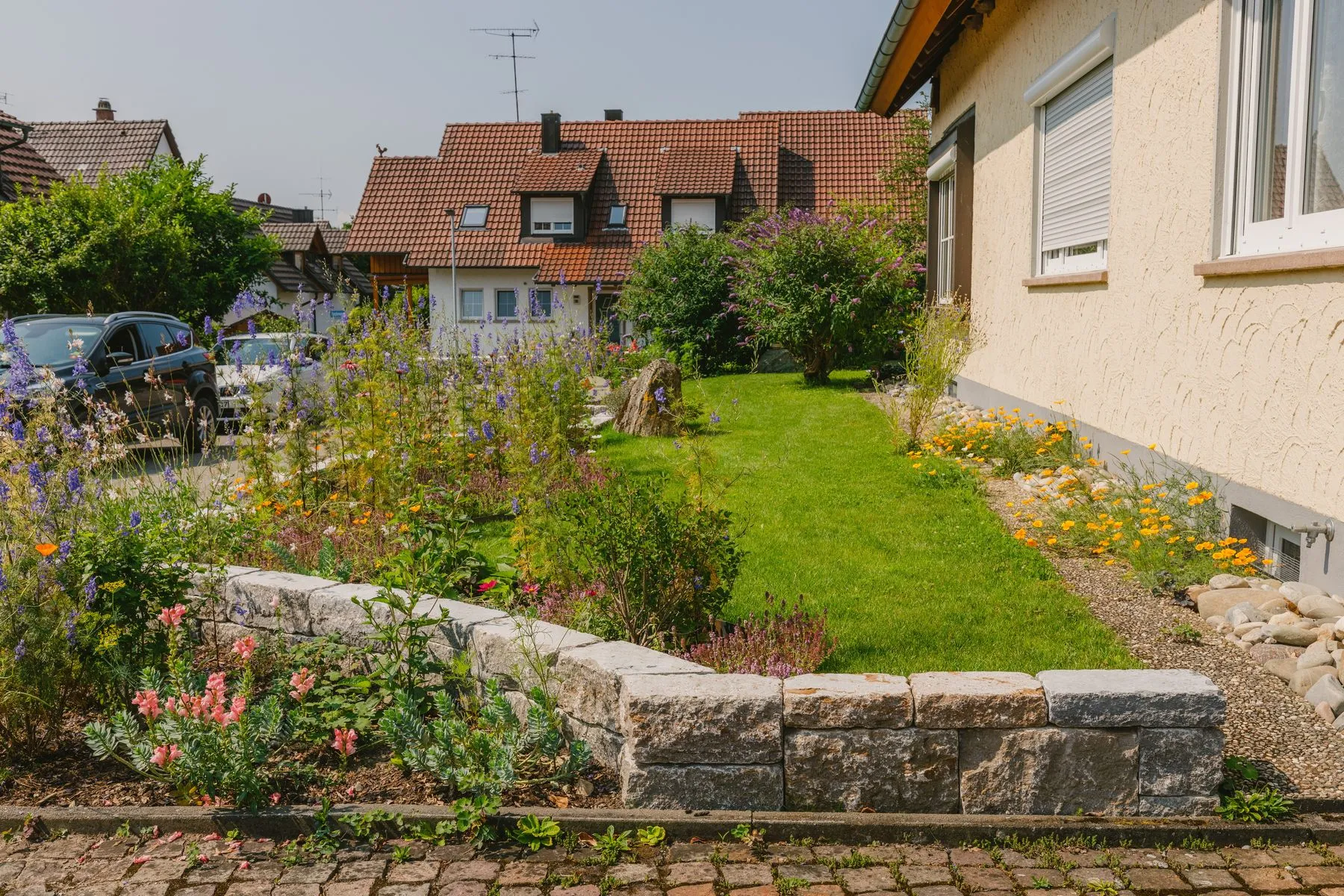 Vorgarten mit Hochbeeten und Staudenpflanzung – Foto 4 von 14