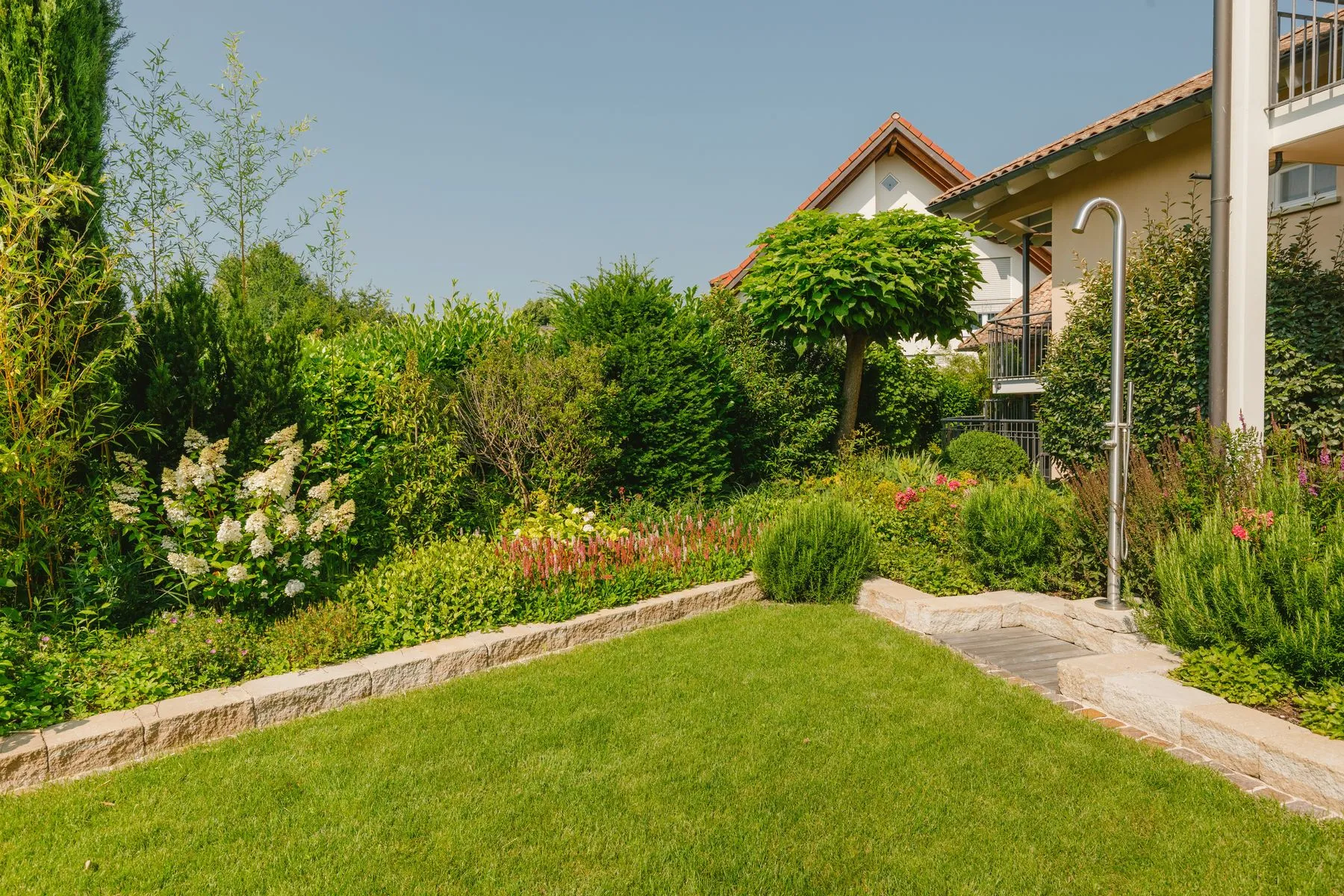 Garten mit Holzdeck und Wasserspiel – Foto 4 von 14