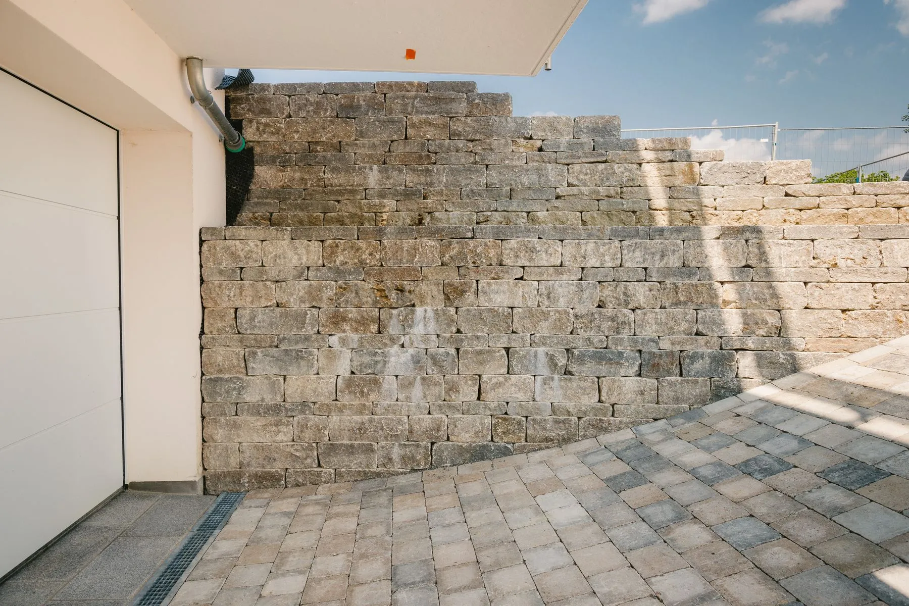 Garagenzufahrt mit Natursteinmauern – Foto 5 von 10