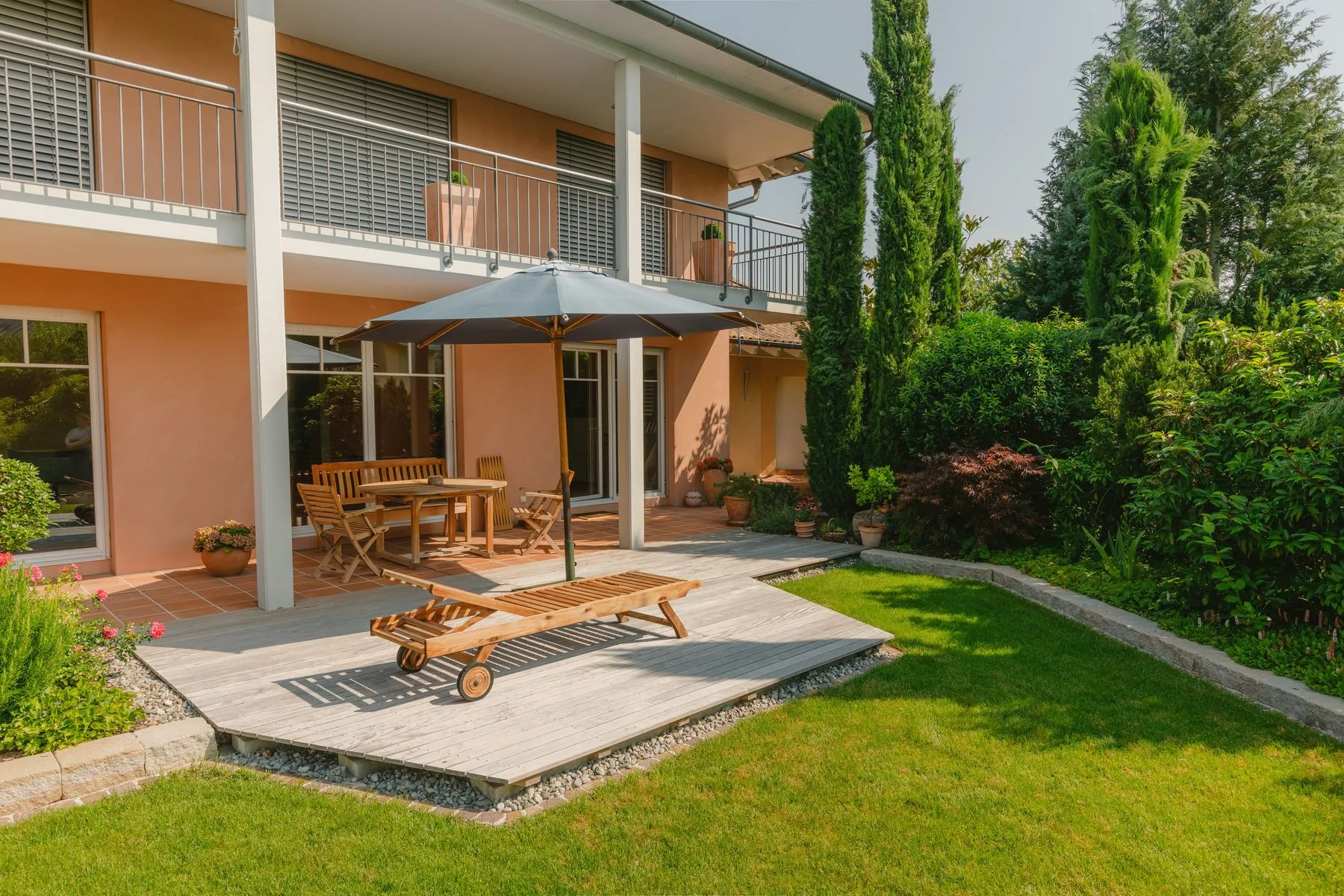 Garten mit Holzdeck und Wasserspiel – Foto 5 von 14