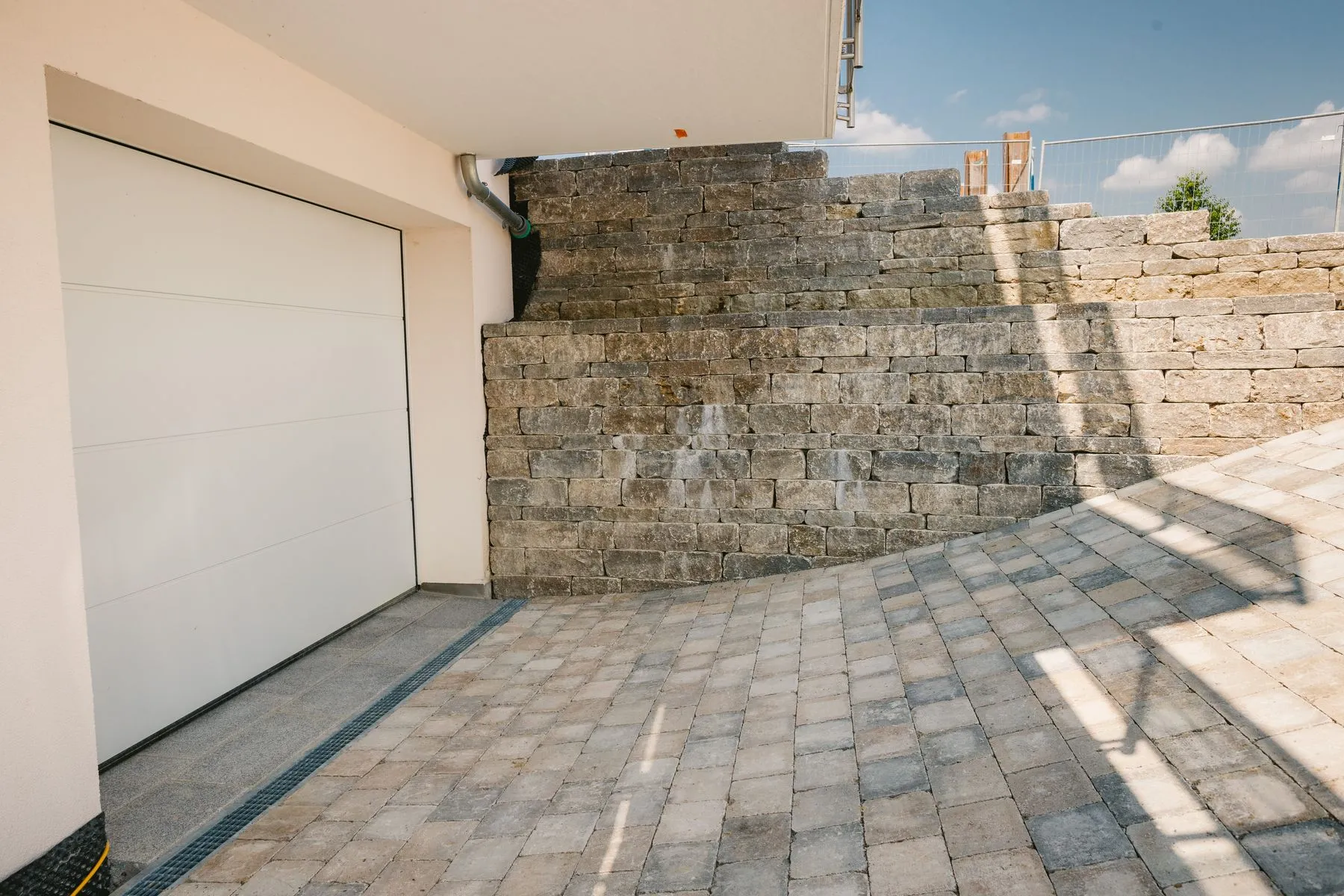 Garagenzufahrt mit Natursteinmauern – Foto 6 von 10