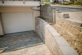 referenzen/garagenzufahrt-natursteinmauern/08