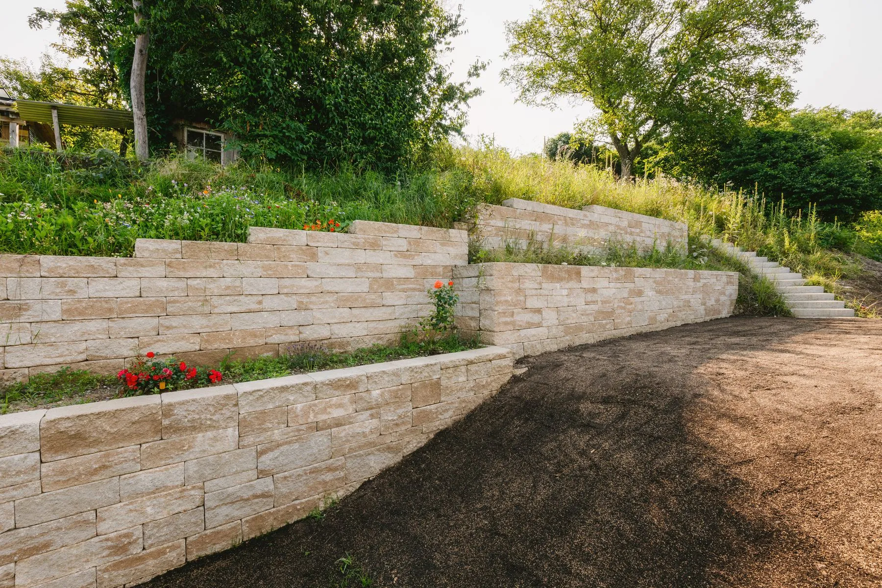 Hanggarten mit Natursteinmauern – Foto 8 von 14