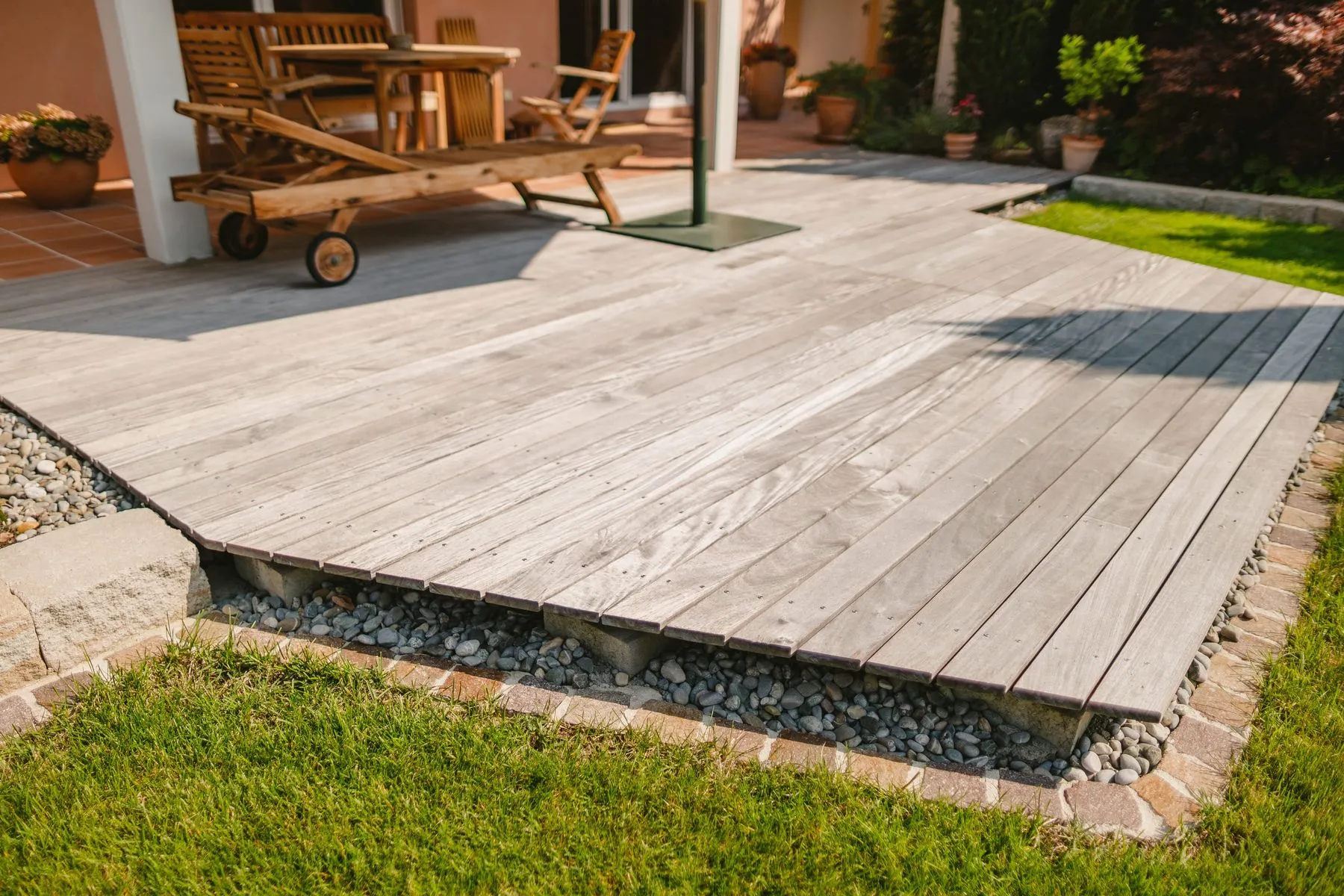 Garten mit Holzdeck und Wasserspiel – Foto 9 von 14
