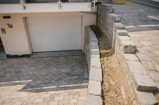 referenzen/garagenzufahrt-natursteinmauern/09