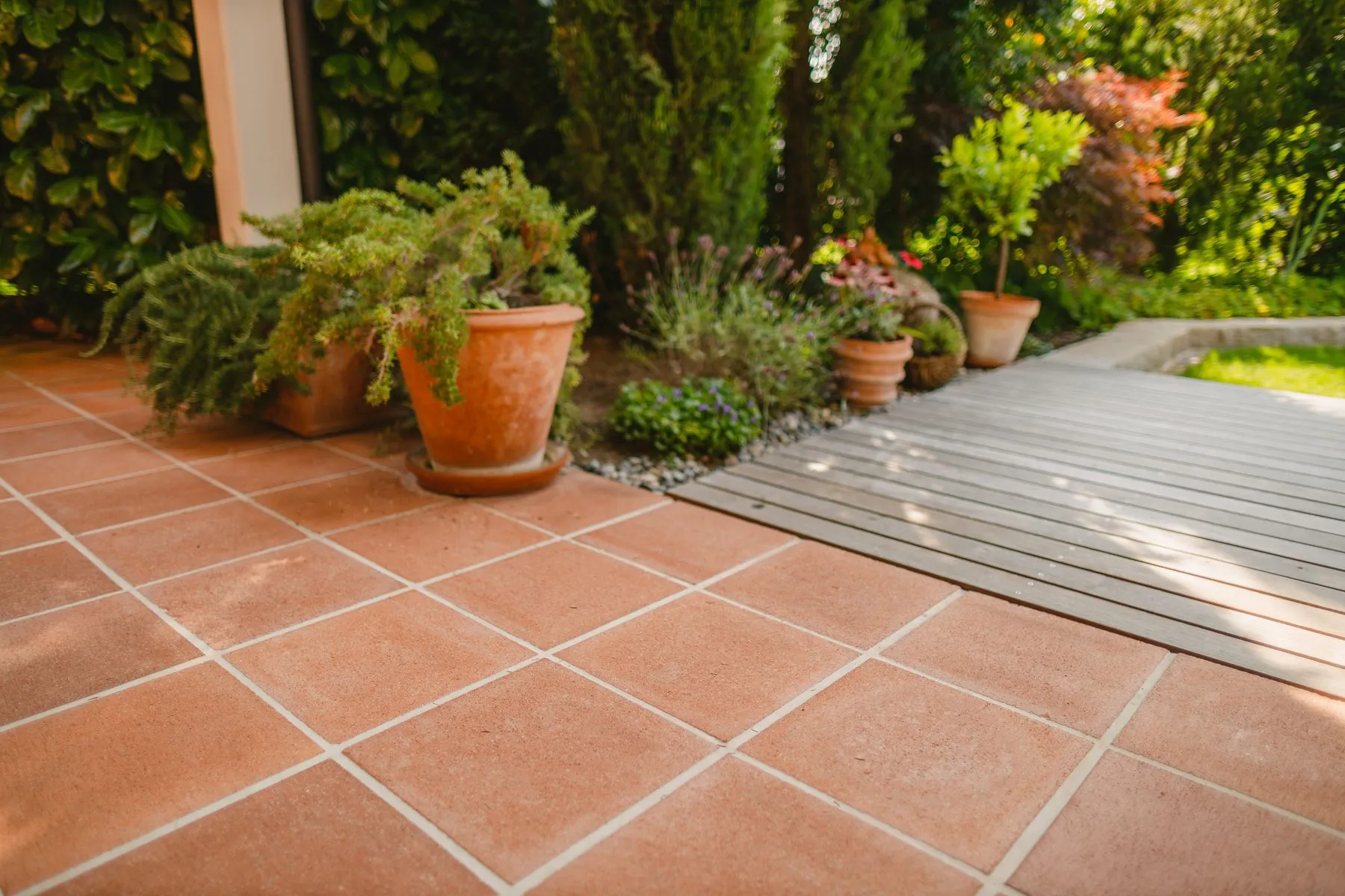 Garten mit Holzdeck und Wasserspiel – Foto 10 von 14