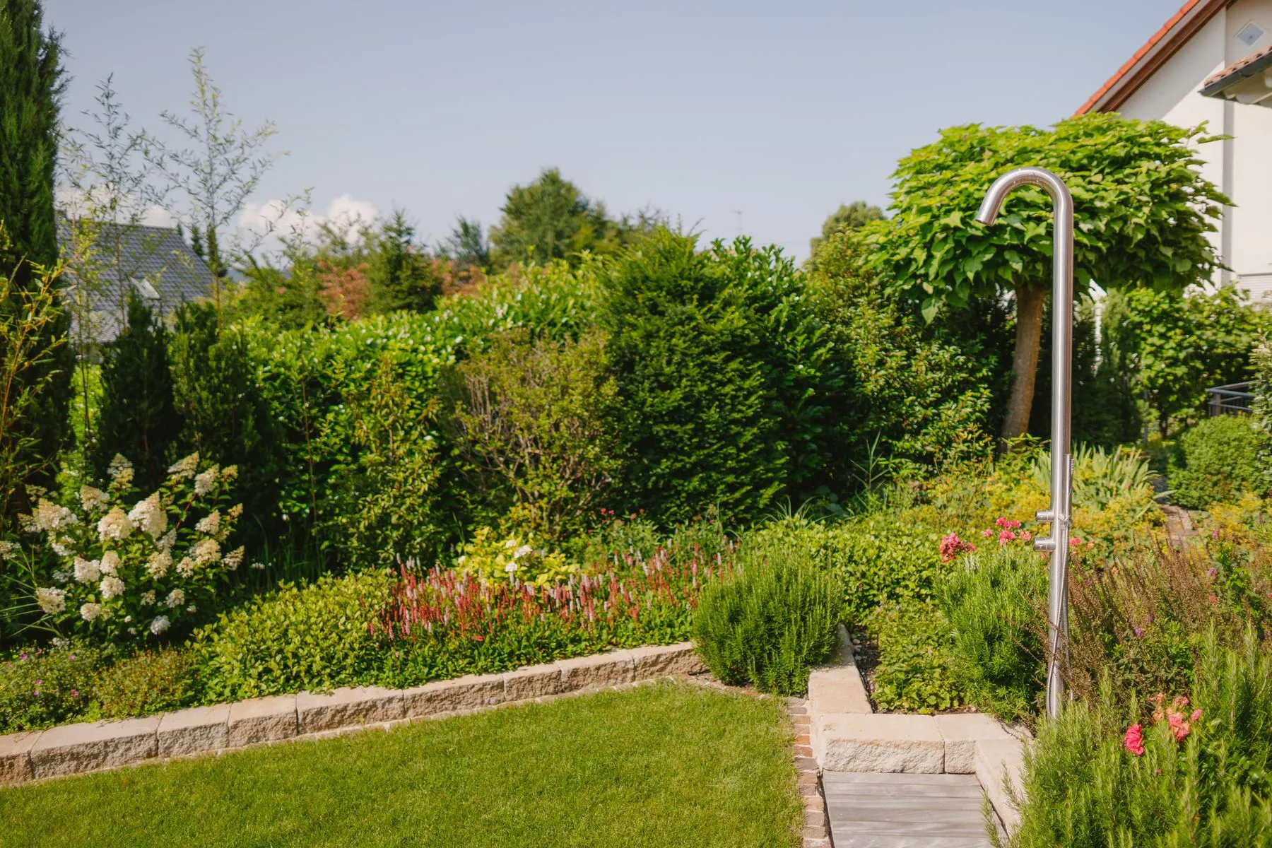 Garten mit Holzdeck und Wasserspiel – Foto 11 von 14