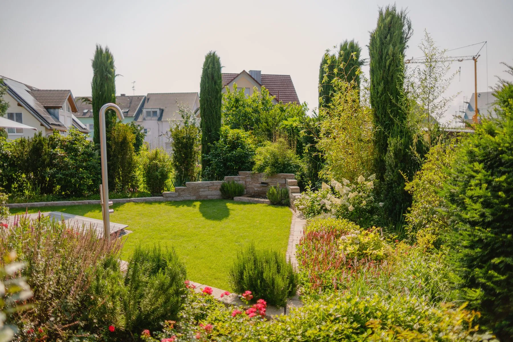 Garten mit Holzdeck und Wasserspiel – Foto 12 von 14